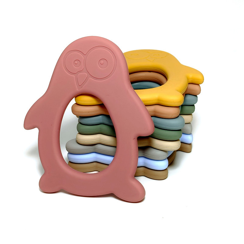 Baby Products Mothercare - عضاضة سيليكون على شكل بطريق للأطفال،